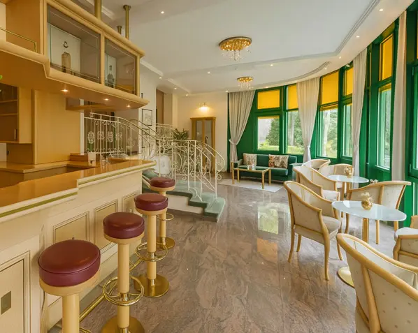 Rundumsorglos Arrangement für Ihre perfekte Auszeit „Rundumsorglos Arrangement im Parkhotel an der Therme mit stilvollem Zimmer und Thermennähe“** Verwendbar für Bilder auf der Website zur besseren Auffindbarkeit und Barrierefreiheit.