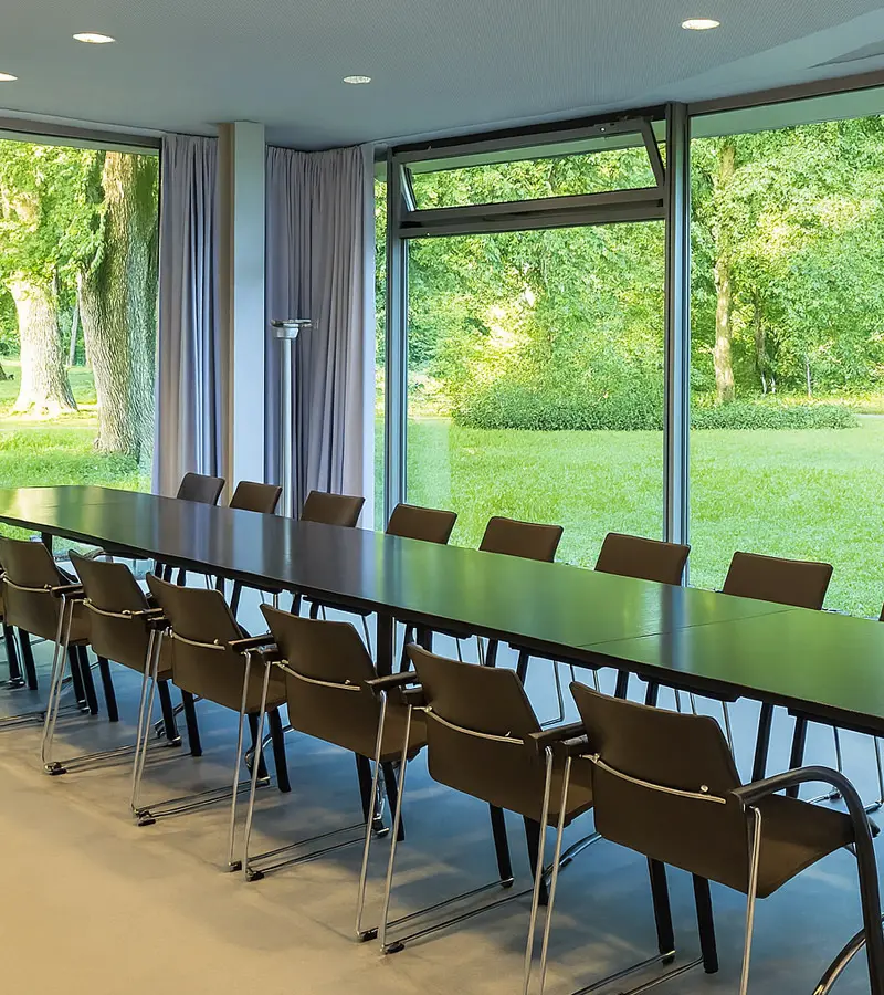 Business-Tagung im modernen Konferenzraum des Parkhotels Bad Krozingen mit Tageslicht