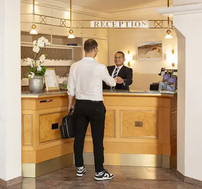 Business im Parkhotel Bad Krozingen – Arbeiten mit Komfort Business-Tagung im modernen Konferenzraum des Parkhotels Bad Krozingen mit Tageslicht