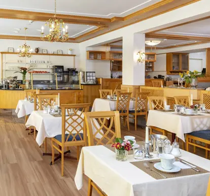 Aktuelles aus dem Parkhotel Bad Krozingen entdecken Hotelgebäude Parkhotel an der Therme Bad Krozingen bei Sonnenuntergang – aktuelles aus dem Haus