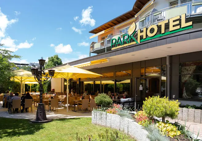 Aktuelles aus dem Parkhotel Bad Krozingen entdecken Hotelgebäude Parkhotel an der Therme Bad Krozingen bei Sonnenuntergang – aktuelles aus dem Haus