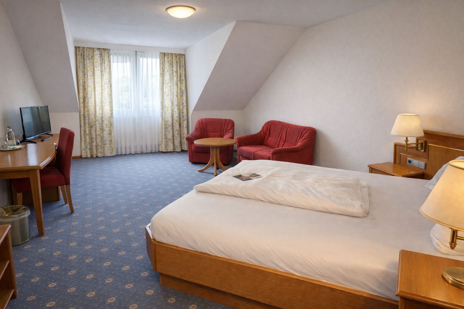 Gemütliches, modern eingerichtetes Zimmer Bad Krozingen mit Blick auf den Kurpark